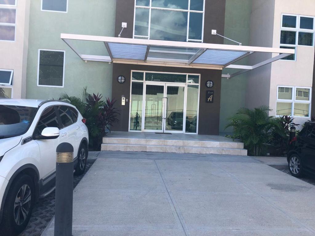 Lovely 2 Bedroom C̅ Netflix Across National Stadium Kingston Buitenkant foto