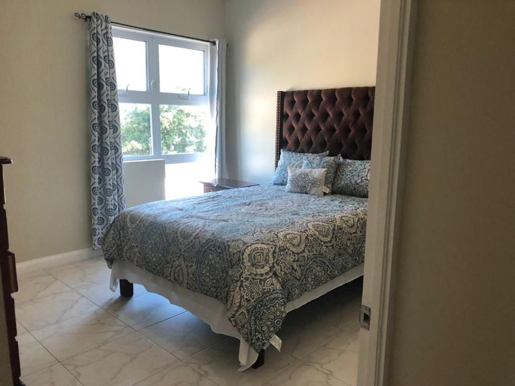 Lovely 2 Bedroom C̅ Netflix Across National Stadium Kingston Buitenkant foto