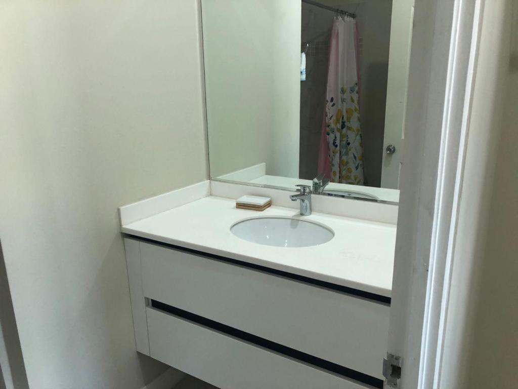 Lovely 2 Bedroom C̅ Netflix Across National Stadium Kingston Buitenkant foto