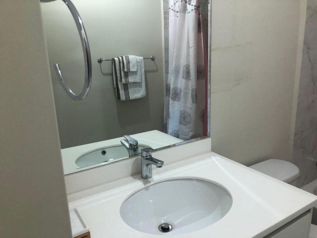 Lovely 2 Bedroom C̅ Netflix Across National Stadium Kingston Buitenkant foto