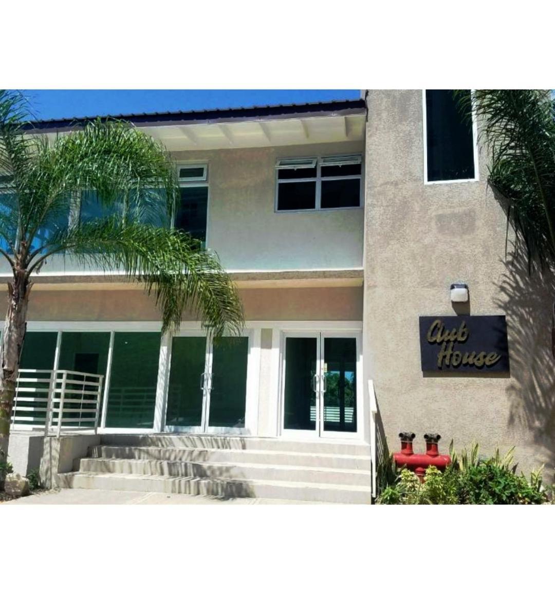 Lovely 2 Bedroom C̅ Netflix Across National Stadium Kingston Buitenkant foto