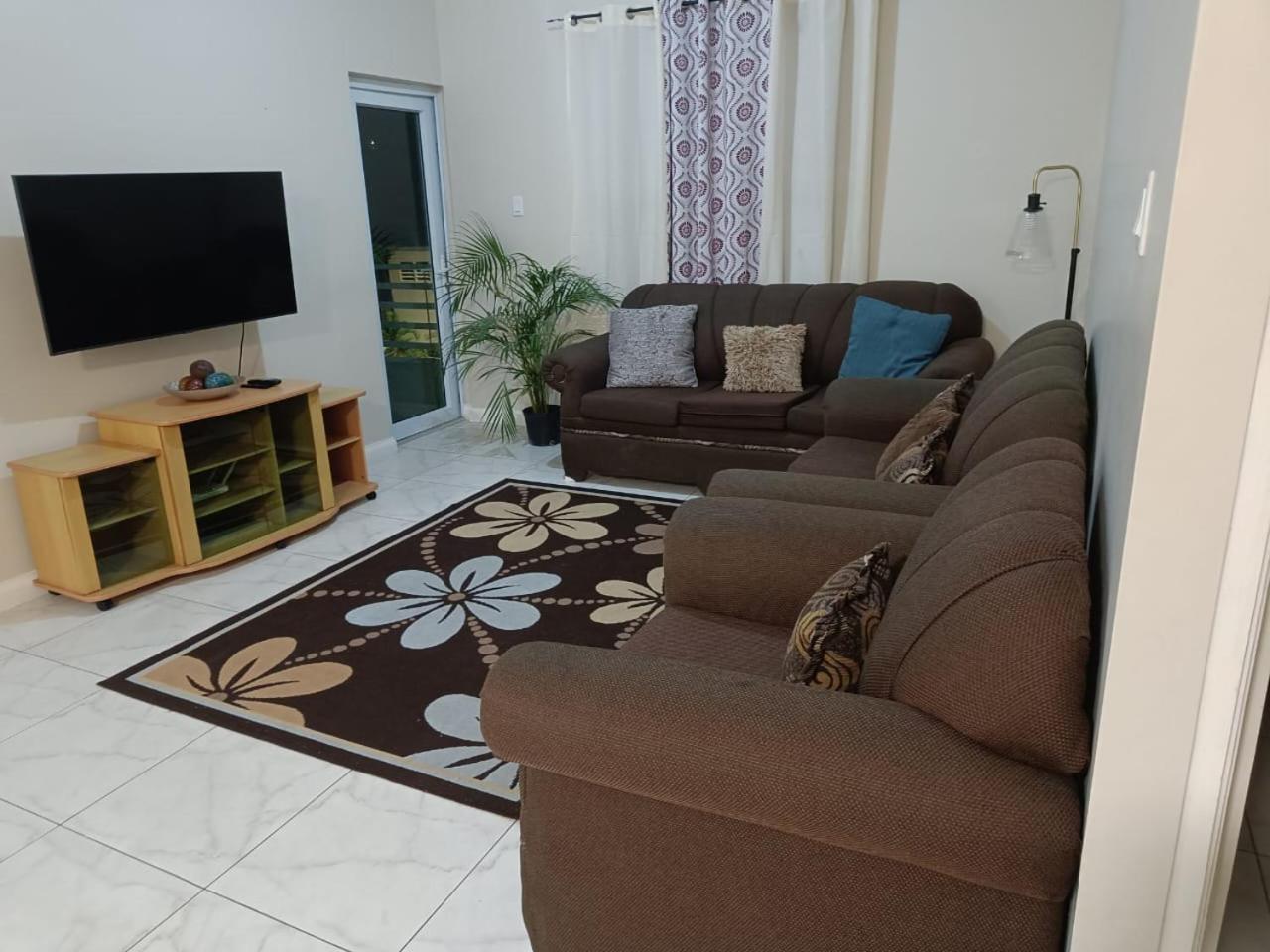 Lovely 2 Bedroom C̅ Netflix Across National Stadium Kingston Buitenkant foto